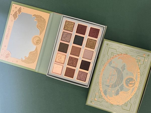 ROMANKY Gift Eyeshadow Palette Time To Shine